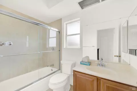 Bath - 124 Dolphin Ct, Vallejo, CA 94589 photo 5 of 5