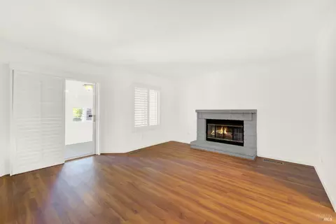 Living - 124 Dolphin Ct, Vallejo, CA 94589 photo 6 of 6