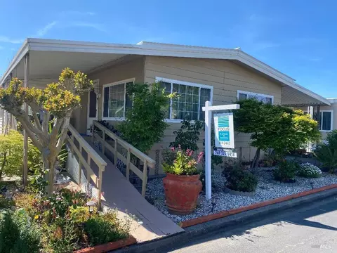 61-61 Somerset Dr, Santa Rosa, CA 95401
