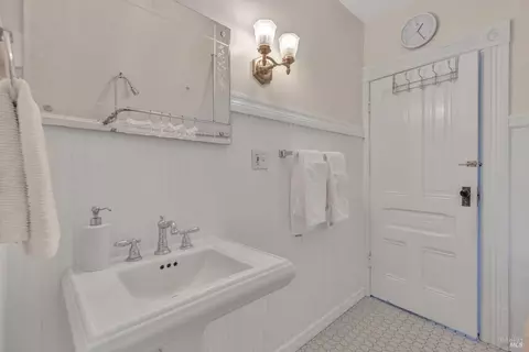Bath - 615 Carolina St, Vallejo, CA 94590 photo 2 of 3