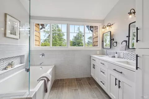 Bath - 903 Marin Dr, Mill Valley, CA 94941 photo 8 of 11