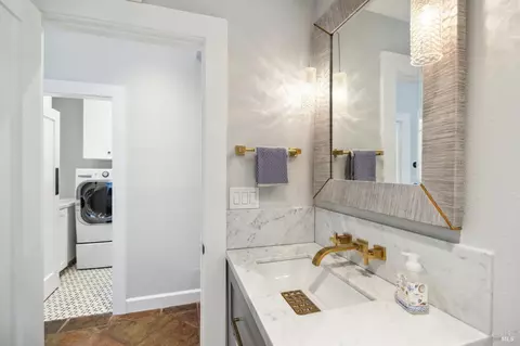 Bath - 903 Marin Dr, Mill Valley, CA 94941 photo 10 of 11