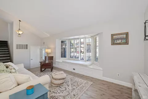Living - 997 Chalice Ct, Fairfield, CA 94533 photo 4 of 8