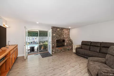 Living - 997 Chalice Ct, Fairfield, CA 94533 photo 7 of 8