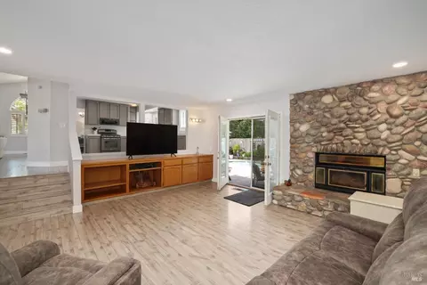 Living - 997 Chalice Ct, Fairfield, CA 94533 photo 8 of 8