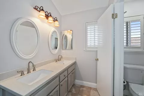 Bath - 997 Chalice Ct, Fairfield, CA 94533 photo 2 of 5