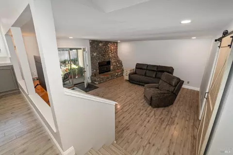 Living - 997 Chalice Ct, Fairfield, CA 94533 photo 6 of 8