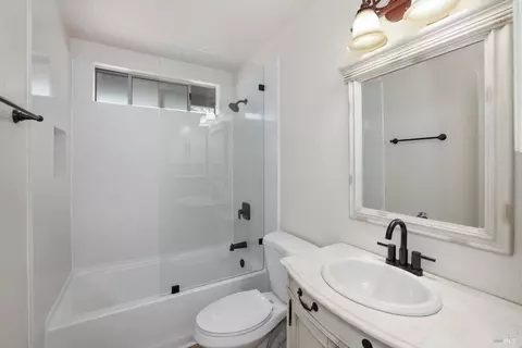 Bath - 997 Chalice Ct, Fairfield, CA 94533 photo 5 of 5