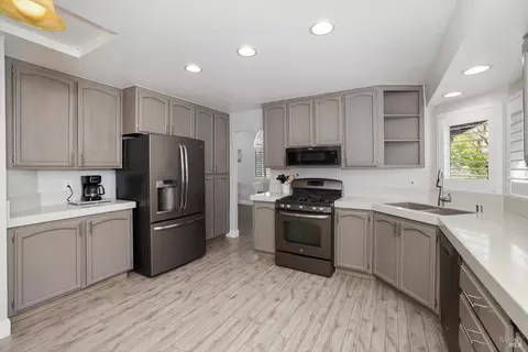 Kitchen - 997 Chalice Ct, Fairfield, CA 94533 photo 3 of 4