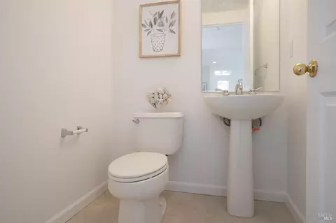 Bath - 8384 Trione Cir, Windsor, CA 95492 photo 3 of 5