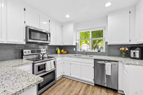 952 Hacienda Cir, Rohnert Park, CA 94928