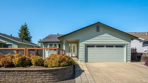 2450 College Park Cir, Santa Rosa, CA 95401