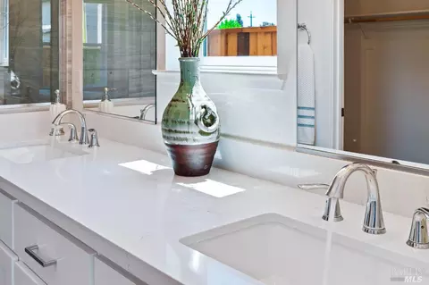 Bath - 72 Edith St, Petaluma, CA 94952 photo 2 of 6