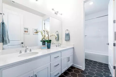 Bath - 72 Edith St, Petaluma, CA 94952 photo 4 of 6