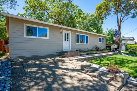 208 Rosemary Ln, Ukiah, CA 95482