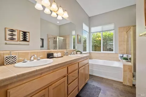 Bath - 8101 Luisa Way, Windsor, CA 95492 photo 2 of 3