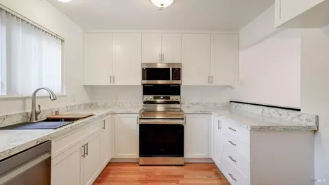 1371 Parkway Dr, Rohnert Park, CA 94928