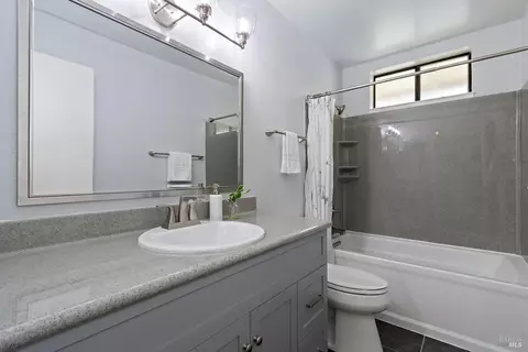 Bath - 562 Willow Ct, Benicia, CA 94510 photo 3 of 3