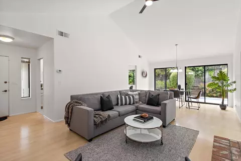 Living - 562 Willow Ct, Benicia, CA 94510 photo 2 of 3