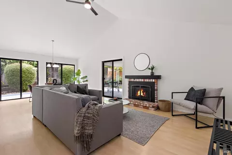 Living - 562 Willow Ct, Benicia, CA 94510 photo 1 of 3