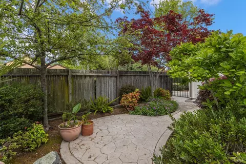 Exterior - 562 Willow Ct, Benicia, CA 94510 photo 2 of 10