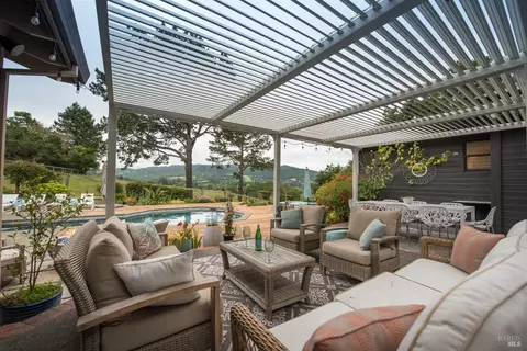 4746 Hillsboro Cir, Santa Rosa, CA 95405