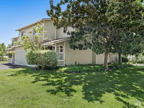 100 Acorn Dr, Petaluma, CA 94952