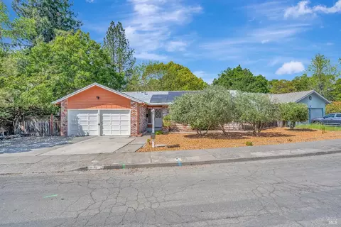 351 Major Dr, Santa Rosa, CA 95403