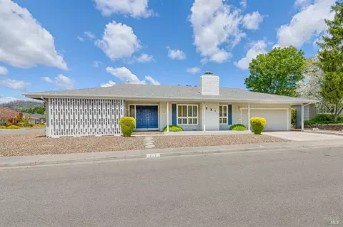 221 Belhaven Ct, Santa Rosa, CA 95409