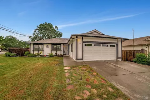 975 Stellar Ln, Windsor, CA 95492