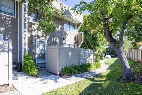 2105 W Steele Ln, Santa Rosa, CA 95403