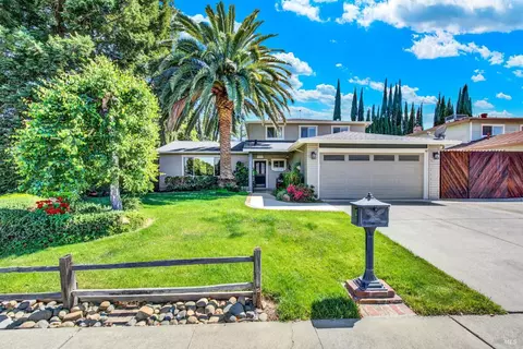 102 Hawthorn Ct, Vacaville, CA 95688