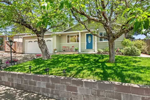 1516 Oakleaf Ave, Healdsburg, CA 95448