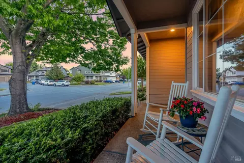 9552 Ashley Dr, Windsor, CA 95492 photo 2