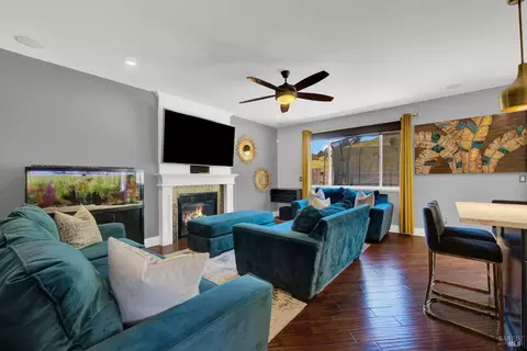 Living - 5820 Cabernet Dr, Vallejo, CA 94591 photo 2 of 4