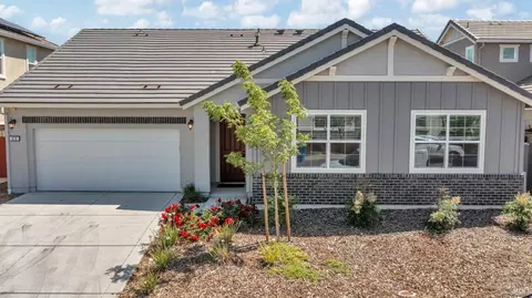 673 Periwinkle Dr, Vacaville, CA 95687