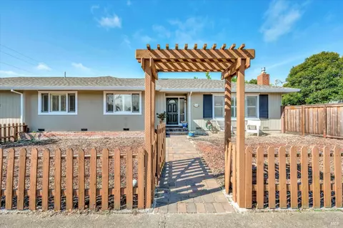 2 Arbor Cir, Novato, CA 94947