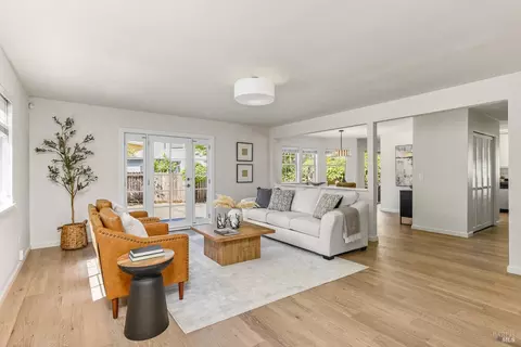 1046 Gaddis Ct, Santa Rosa, CA 95404