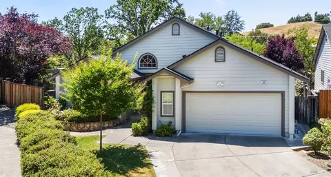 106 Parkwoods Ct, Healdsburg, CA 95448