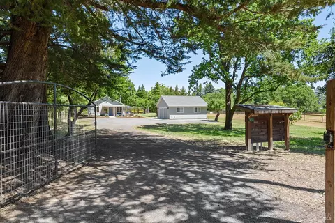 5851 Fredricks Rd, Sebastopol, CA 95472 photo 2