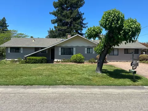 2315 Oak Knoll Dr, Santa Rosa, CA 95403