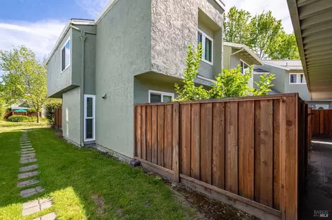 625 Racquet Club Cir, Rohnert Park, CA 94928