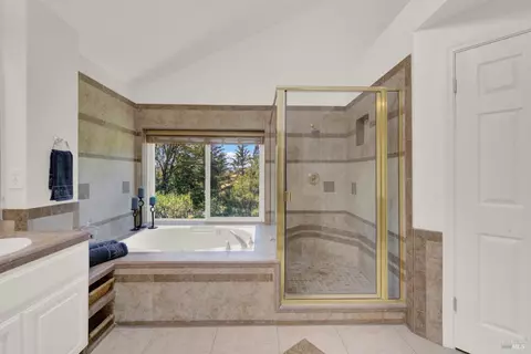 Bath - 2425 Peninsula Ct, Fairfield, CA 94534 photo 4 of 7