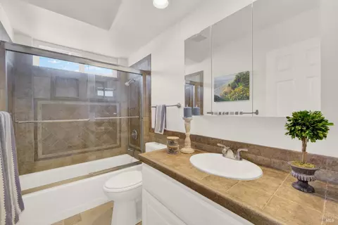 Bath - 2425 Peninsula Ct, Fairfield, CA 94534 photo 2 of 7