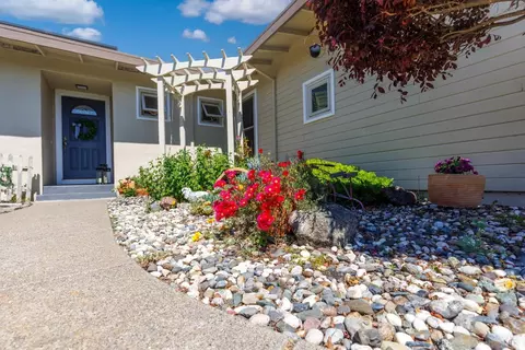 43 Burlington Dr, Petaluma, CA 94952