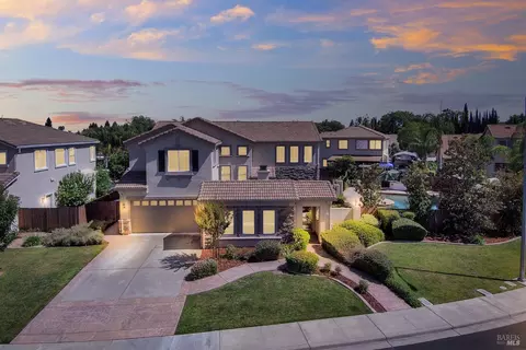 166 Feather River Cir, Vacaville, CA 95688