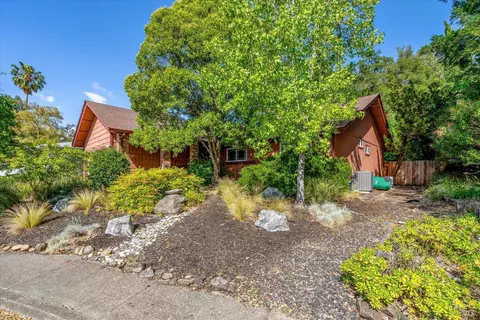 404 Parkview Dr, Healdsburg, CA 95448