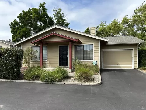 19 Natalie Cir, Petaluma, CA 94952
