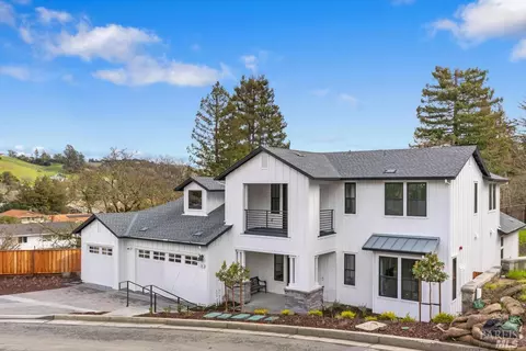 23 Oak Knoll Ct, Petaluma, CA 94952