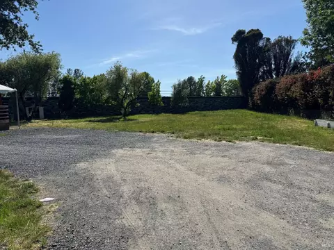 231 Bluebird Dr, Windsor, CA 95492 photo 2